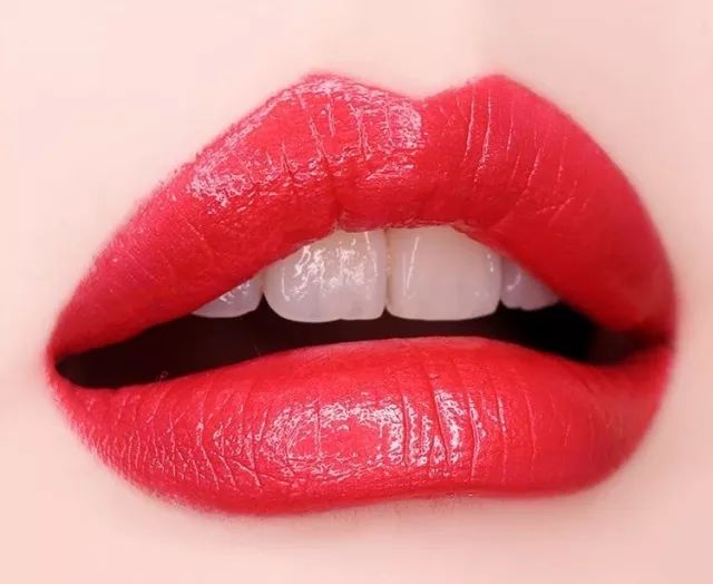 雅诗兰黛口红对比ysl,雅诗兰黛气场全开的口红