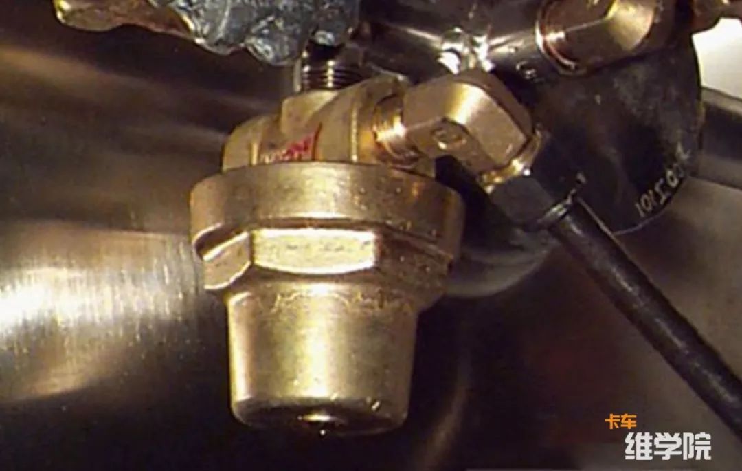 lng气瓶排气管一直漏气,汽车气瓶漏气怎么放气