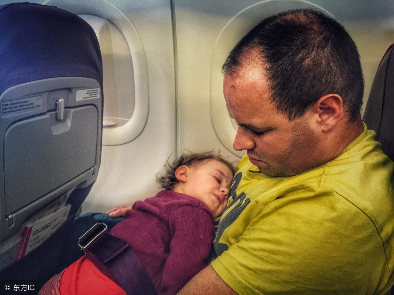 三个月婴儿坐飞机需不需要买票,抱着宝宝坐飞机需要买票吗