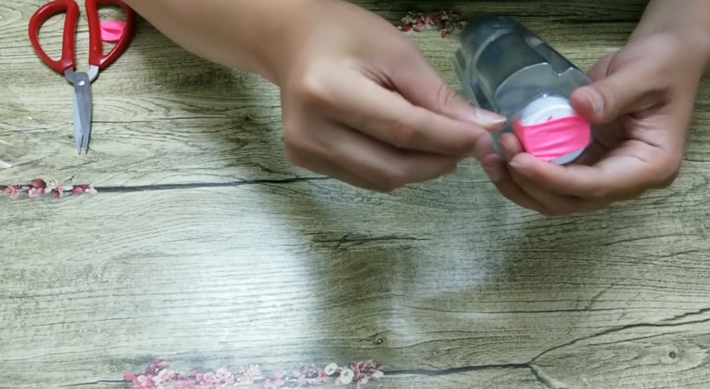 塑料瓶上打两个洞，马上变成打气筒，吹气球省力又省时，简单易学