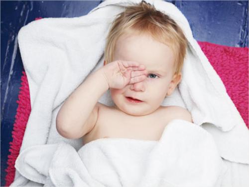 宝宝睡醒眼睛有眼屎怎么回事,宝宝睡醒眼睛有眼屎怎么办