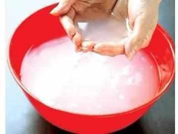 生锈的铁锅怎么开锅不生锈不粘锅,铁锅生锈有什么方法让它不生锈呢