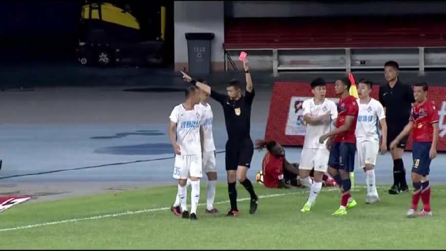 中甲乱象!深足外援惨遭“断腿式”犯规,球迷:禁赛15场!