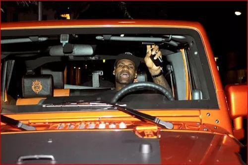 詹姆斯的天价合同,詹姆斯最近比赛开什么车