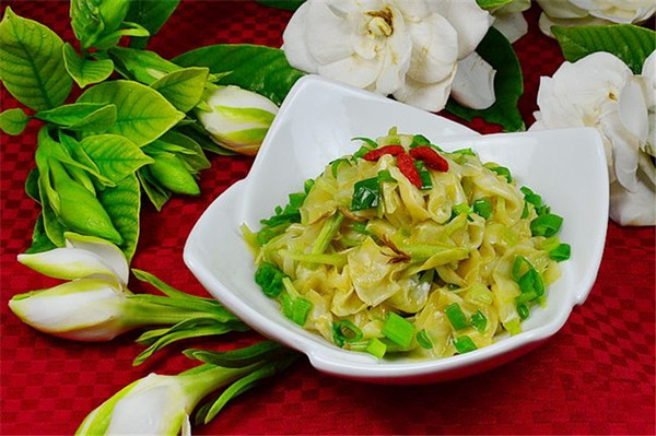 农村伯伯买回一株红色栀子花,侄女却要吃了它,原来栀子花真能吃