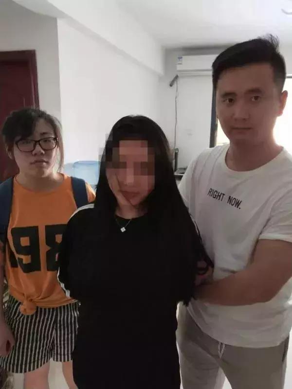 女大学生深夜宿舍开黄播！警方：她们觉得来钱快