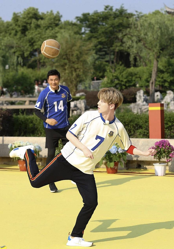 鹿晗奔跑吧踢球视频,奔跑吧鹿晗穿霸王龙夹克