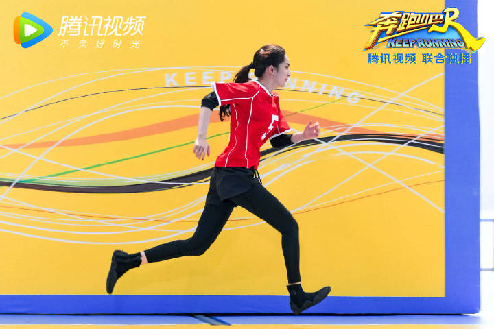 杨幂上跑男踢足球完爆对手！网友：没错，是我大幂，期待今晚跑男