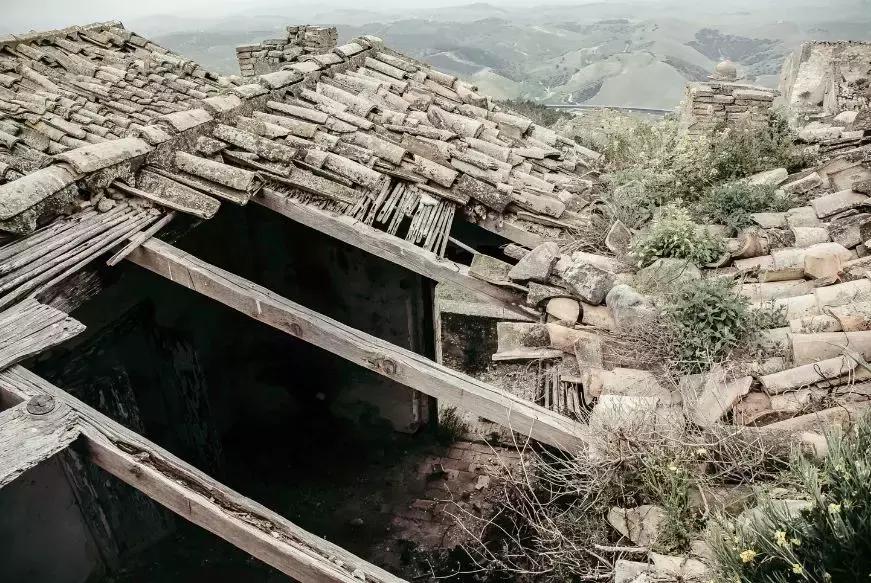 深山里发现荒无人烟的鬼城,欧洲无人小镇