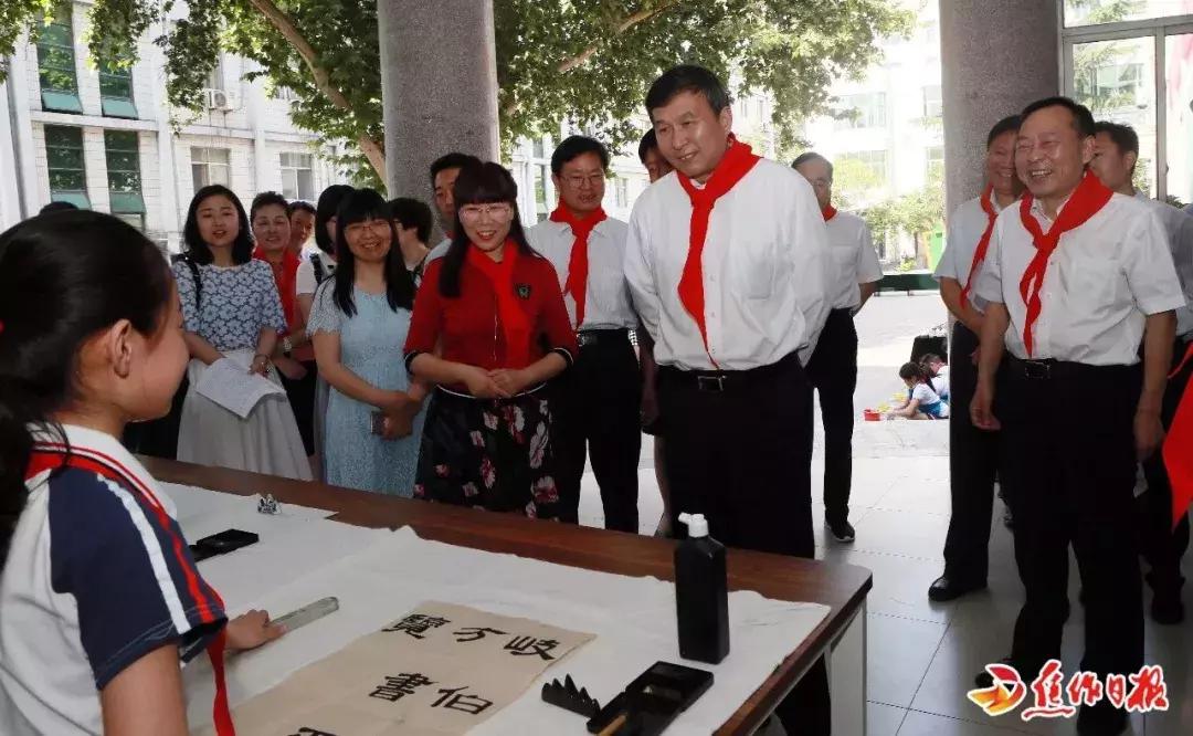 六一到啦！市委书记王小平戴上了红领巾，给孩子们送来最好的礼物