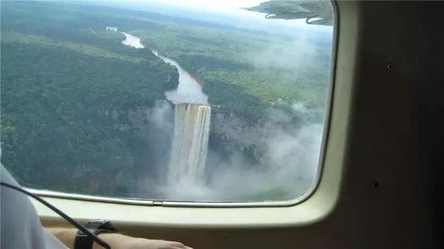 飞机高空拍摄效果图,飞机靠窗风景照片怎么拍
