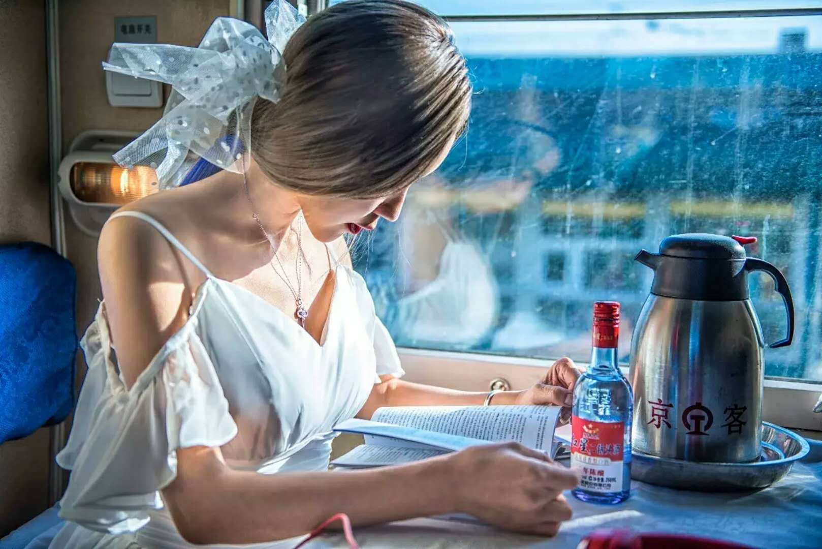 她在127小时的K3火车上拍婚纱照,看了三个国家的风景