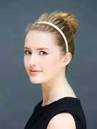 只要两步就能学会的扎发,今夏中性发型女生怎么扎