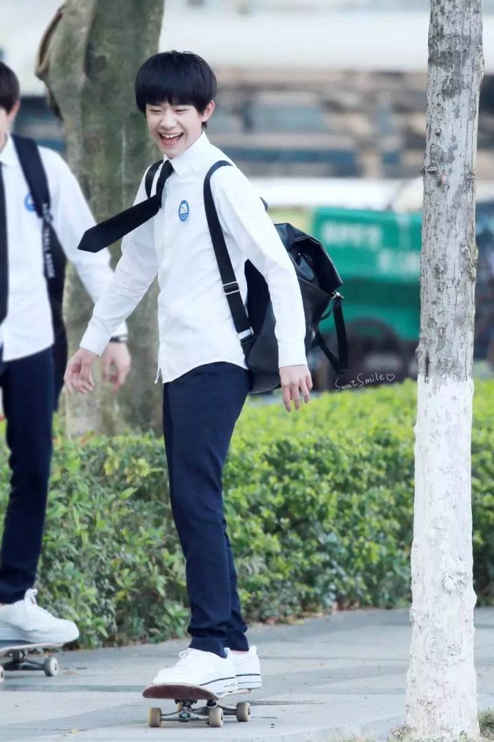 易烊千玺图片静态日常,易烊千玺运动风