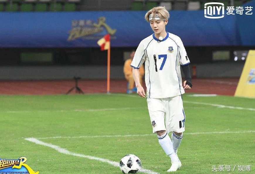 鹿晗踢足球名场面,鹿晗跟杨幂霸气出场