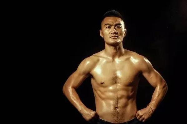 中日自由搏击对抗铁英华,自由搏击羽量级最新世界排名