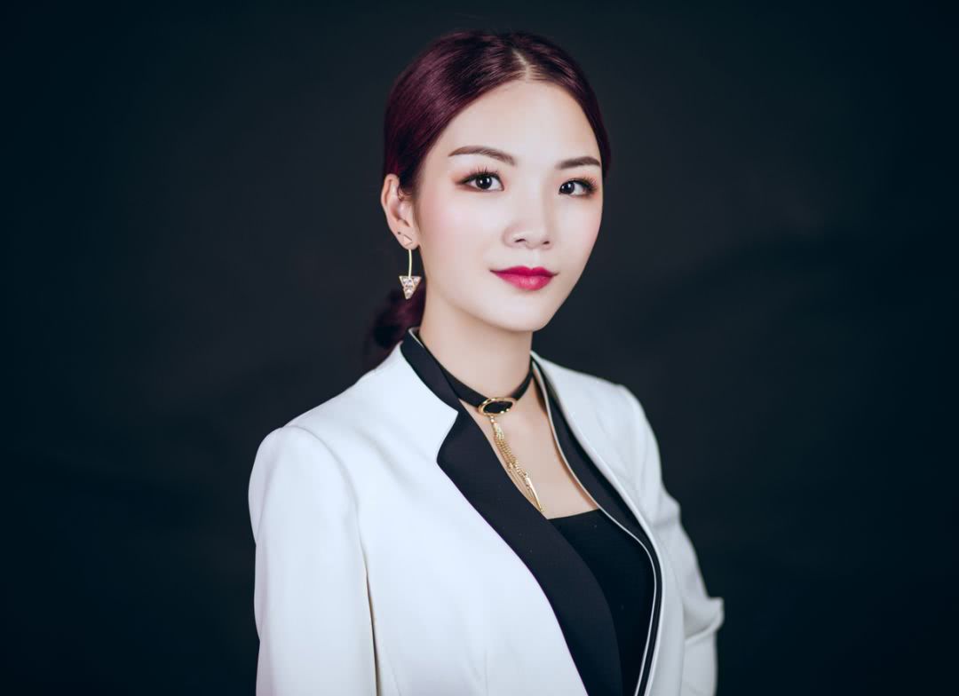 带着娃做着生意真不容易,带着小娃做生意