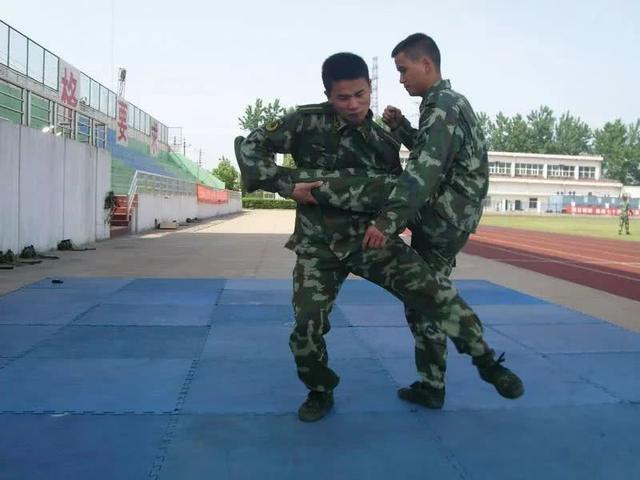 散打过肩摔法视频教程,散打中的侧绊摔怎么摔