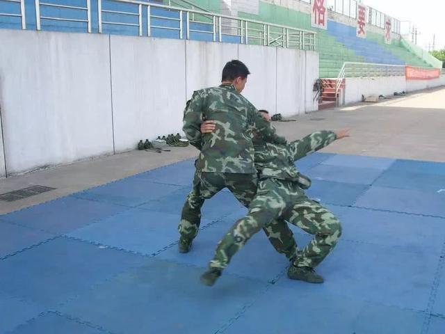 散打过肩摔法视频教程,散打中的侧绊摔怎么摔