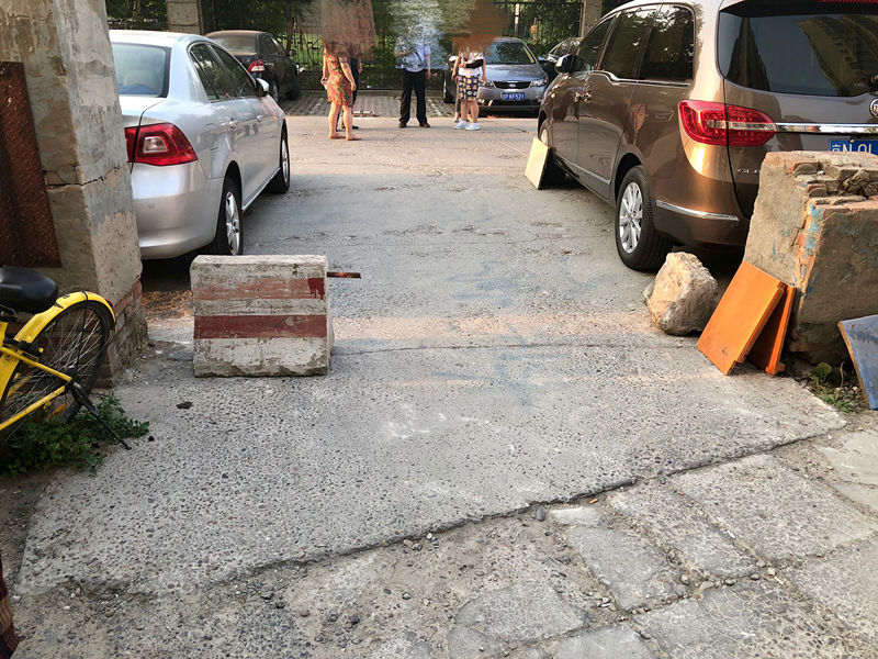 因与物业纠纷业主开车堵小区门口,业主和物业纠纷业主堵车库门