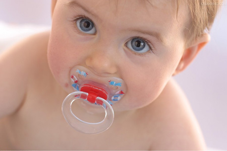 婴儿用哪种奶嘴防呛奶防胀气,安抚奶嘴对宝宝危害图片