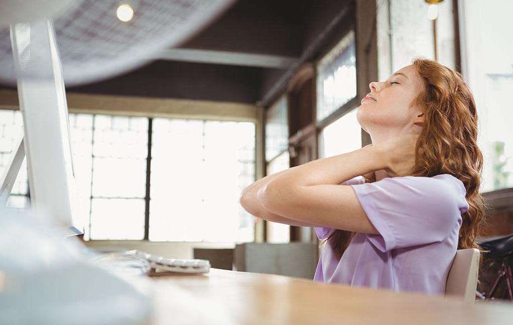 趴着午睡肌肉酸痛怎么办？5个动作搞定它