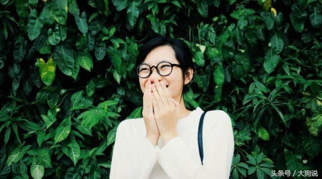 戴眼镜的人更聪明吗,什么样的人戴眼镜会看得更清楚