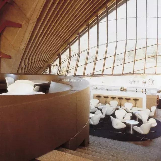 坐着六十年代椅子,小时候的椅子好怀旧