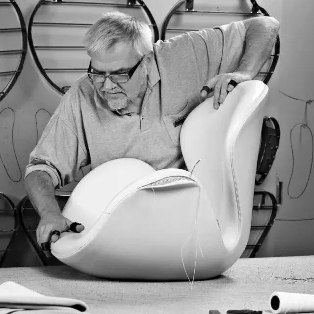 坐着六十年代椅子,小时候的椅子好怀旧