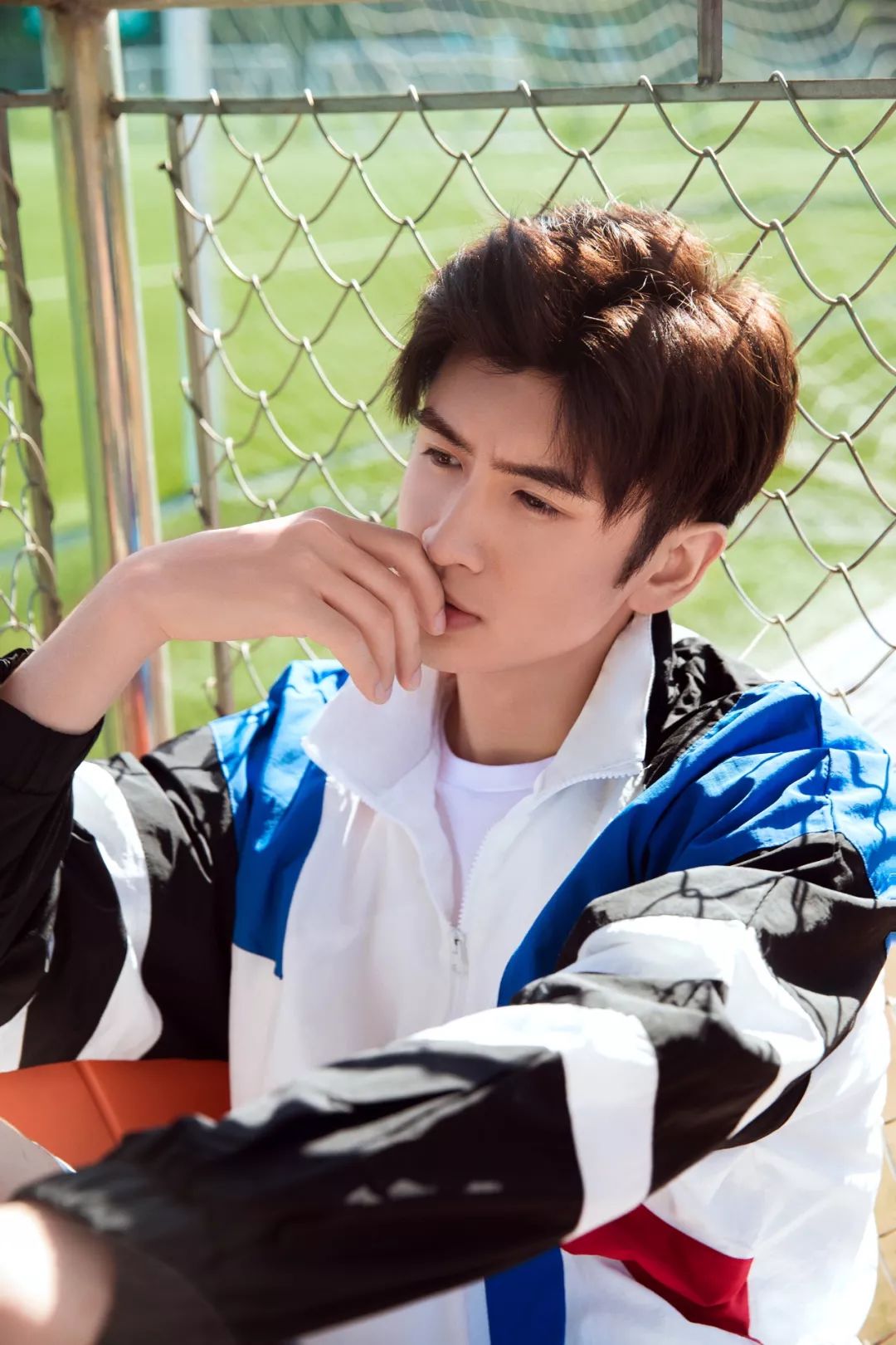 张云龙路透西装加足球,张云龙休闲帅照