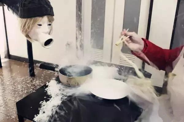 岛国真会玩——自制吹气娃娃,真是寂寞如雪啊!