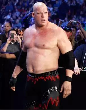 罗曼雷恩斯穿捍卫者防弹衣,wwe罗曼高光时刻