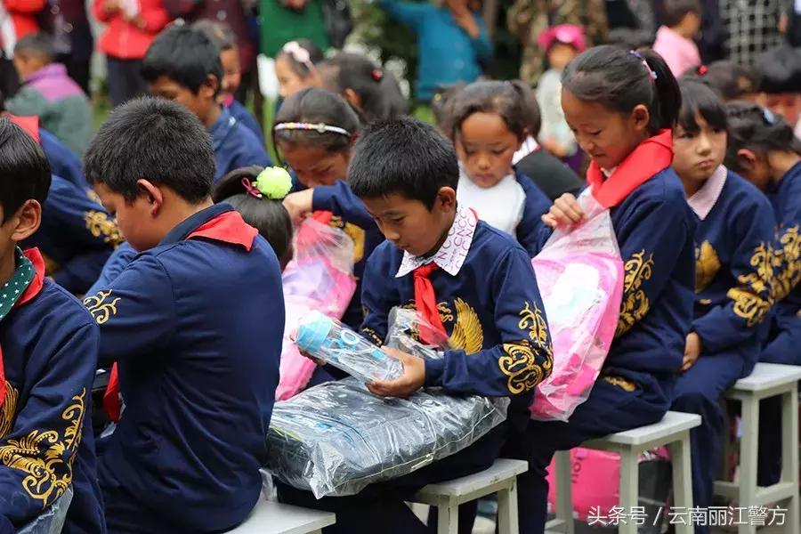 丽江公安走进宁蒗拉伯乡与小朋友们共度六一
