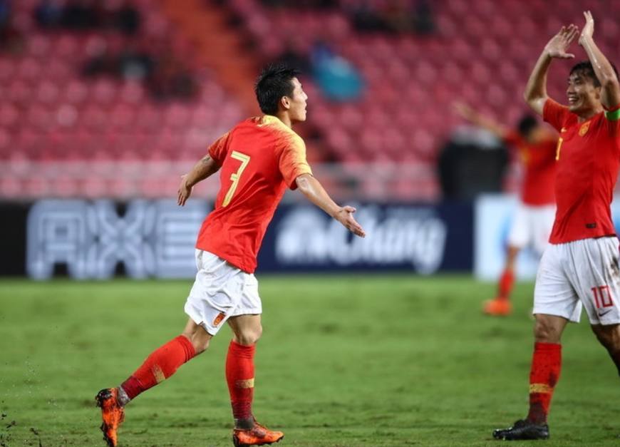 国足雨战2-0客胜泰国,“武球王”梅开二度,全场欢呼!