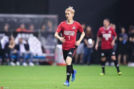 关晓彤穿足球服,关晓彤穿百褶裙跳舞