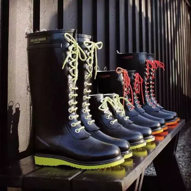 下雨天穿雨鞋防水又好看时尚,穿上雨鞋