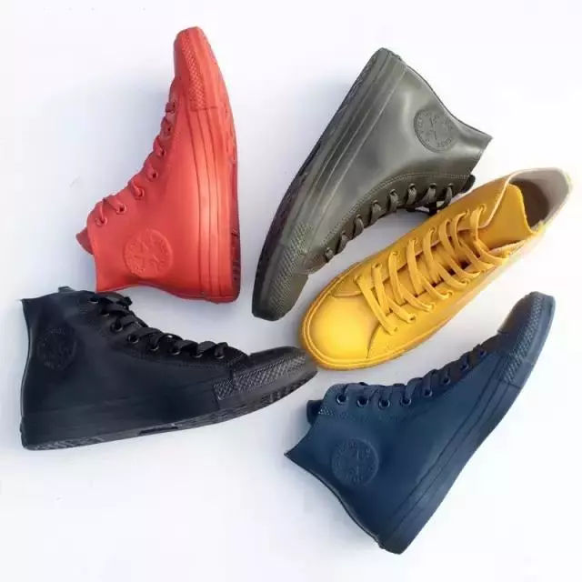 下雨天穿雨鞋防水又好看时尚,穿上雨鞋