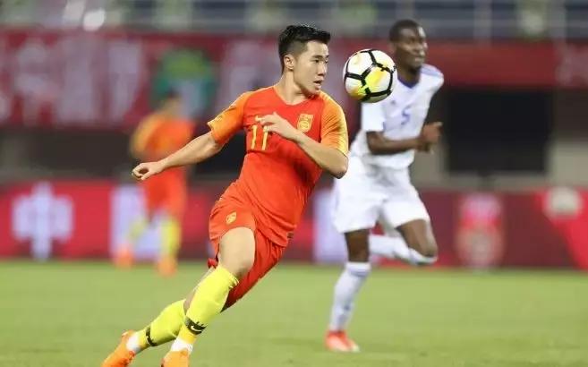 中国男足被纳米比亚连扳两球，国足球迷把矛头指向了恒大后卫！
