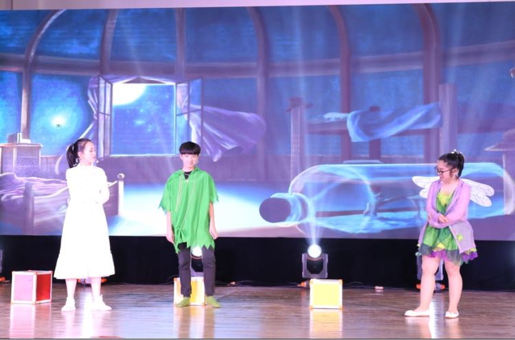 雏鹰的天空梦想的舞台（原创：崔茗子）