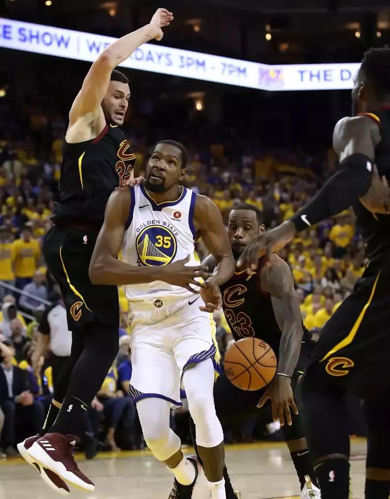 NBA总决赛G1赛场上脚鞋款一览