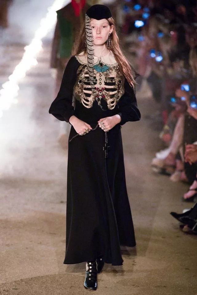 在“鬼”火重重的墓地看秀，是GUCCI给了你勇气