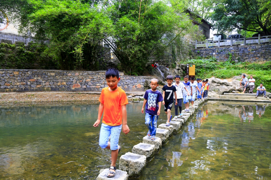 父母只会赚钱忽略了教育孩子,父母不要只挣钱忽视了孩子的培养