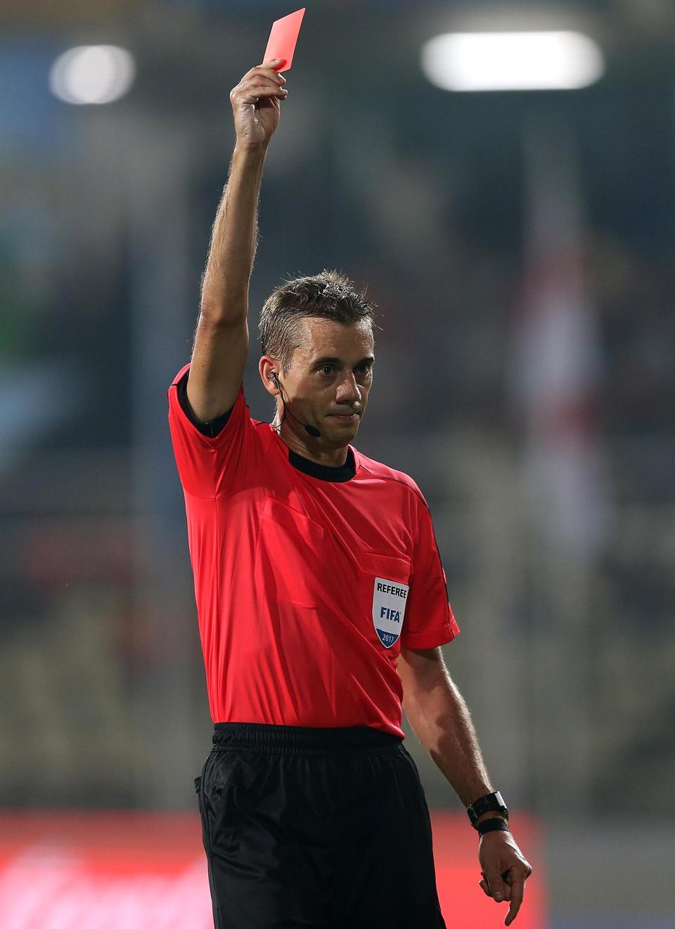 一般一场球赛会有几张黄牌,见过蓝牌黄牌就是没见过黑牌