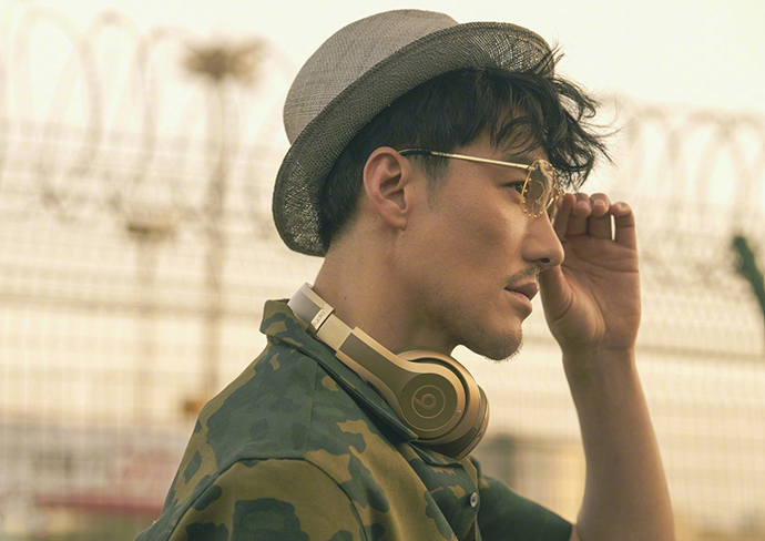 胡兵伦敦时装周机场私服,胡兵穿猎装夹克