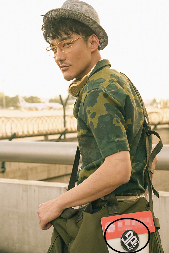 胡兵伦敦时装周机场私服,胡兵穿猎装夹克