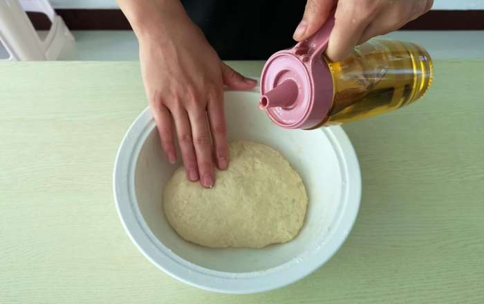 1碗面粉1个鸡蛋教你制作空心油条,1碗面粉2个鸡蛋教你做香甜酥脆