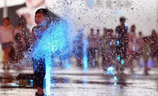 小孩夏天喷泉玩水,喷泉危险不要让孩子玩儿