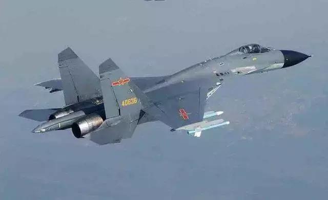 美媒谈歼-15舰载机项目,歼15飞鲨在航母上起飞的视频