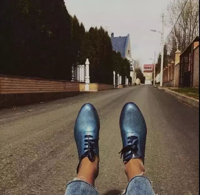 穿上雨鞋,下雨天穿雨鞋防水又好看时尚