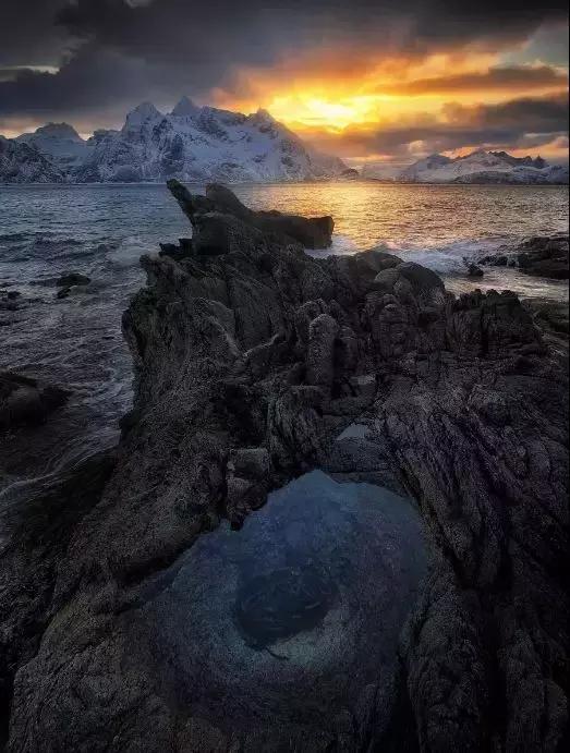 他放弃令人艳羡的工作，用摄影支持旅行梦想